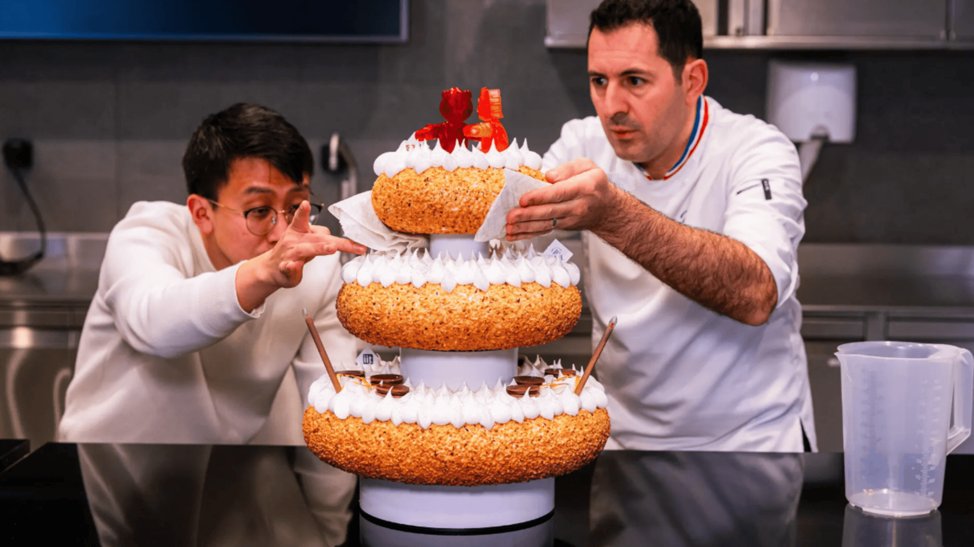 RoboCake: o bolo de casamento robótico comestível e com bateria de vitamina B2