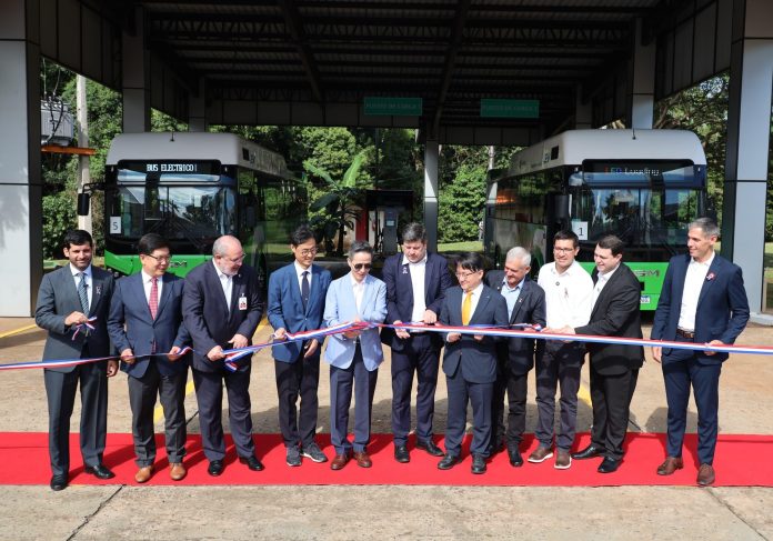 Buses eléctricos donados por Corea del Sur inician operaciones en Hernandarias