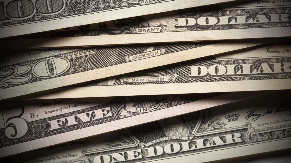 Dólar sobe para R$ 5,68 com dados fortes da economia dos EUA