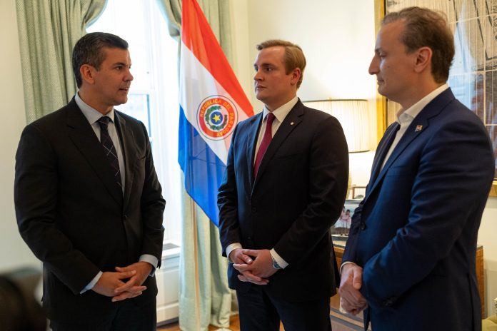 Peña comparte propuestas para atraer inversiones y generar empleos en foro internacional