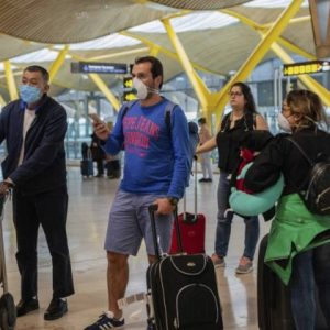 Restricciones de viaje son “ineficaces” frente a ómicron, según sector aéreo europeo