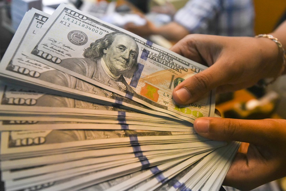 Dólar encosta nos R$ 5,70 e termina semana com avanço de 1,56%