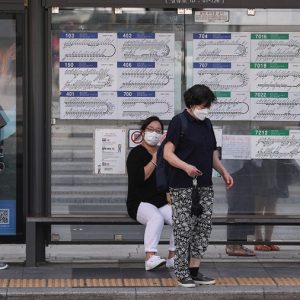 Corea del Sur registra récord de casos de coronavirus y planea restablecer distanciamiento social