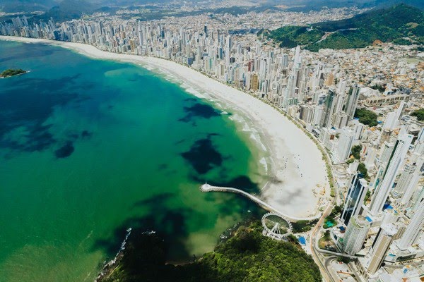 Veja como ficou a praia de Balneário Camboriú após megaobra de alargamento de faixa de areia