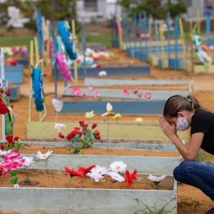 Brasil registra 233 mortes e 10.055 casos de covid-19 em 24h
