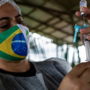 Regulador sanitario de Brasil denuncia amenazas de Bolsonaro tras aprobar vacuna anticovid en niños