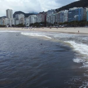 Cor escura do mar no Rio preocupa banhistas; especialistas explicam o fenômeno