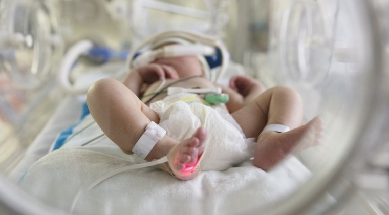 Bebé de 8 meses, hijo de padres antivacunas, en UTI por cuadro severo de Covid-19