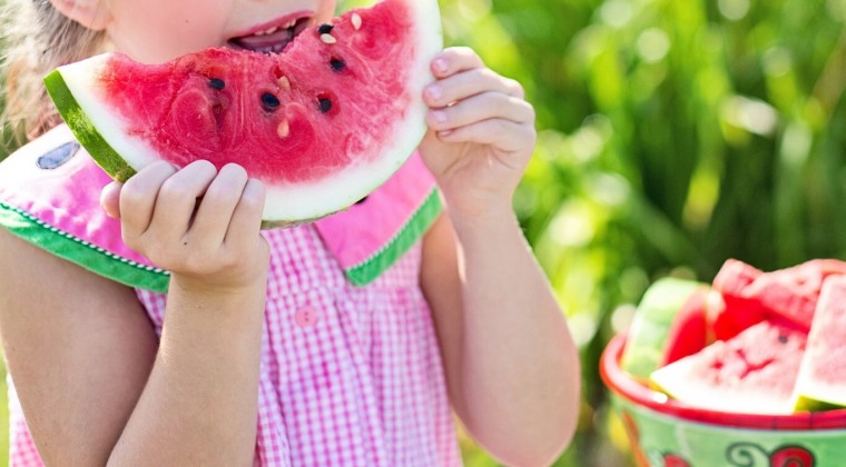 Consejos sobre cómo alimentar a los niños en días de mucho calor