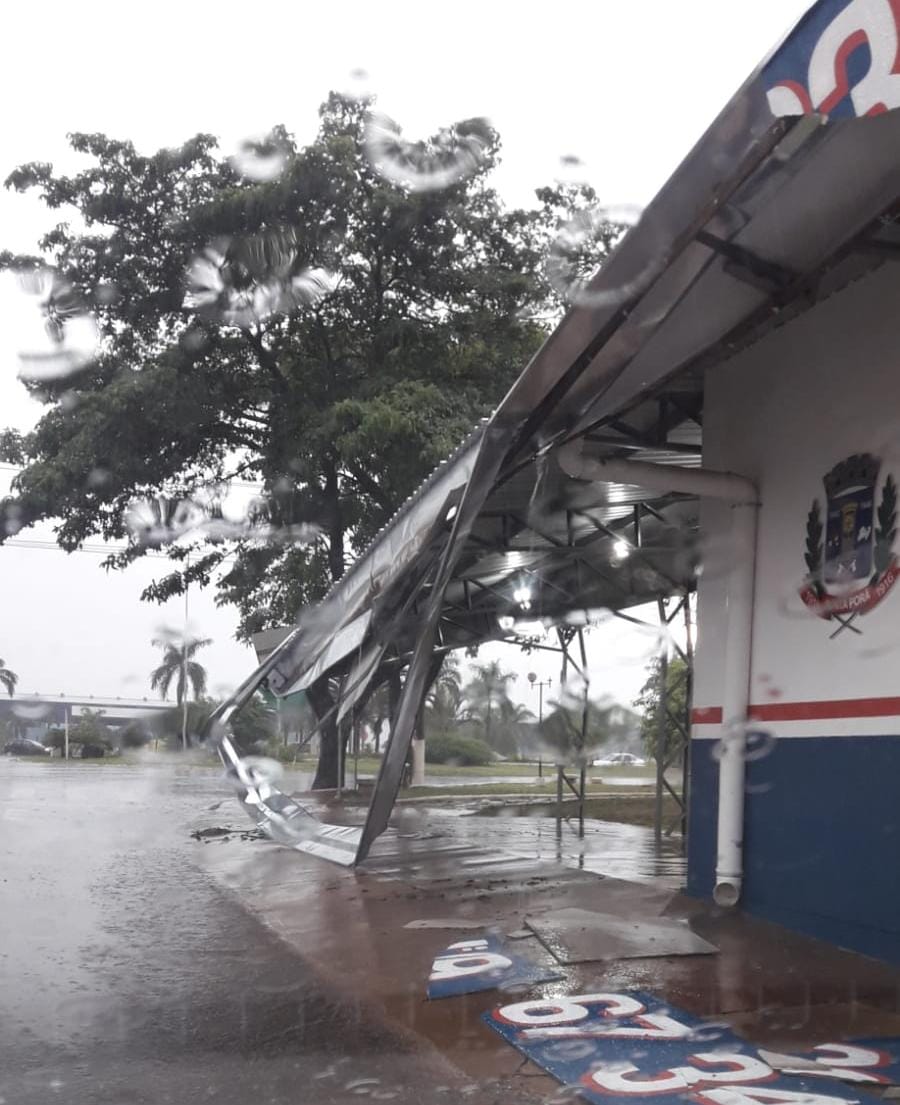Chuva forte e vento em Ponta Porã, destrói ponto de taxi.