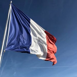 França muda regra para status vacinal; sem a terceira dose serão considerados “não vacinados”