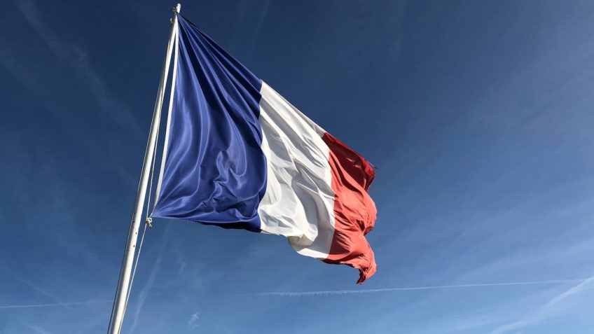 França muda regra para status vacinal; sem a terceira dose serão considerados “não vacinados”