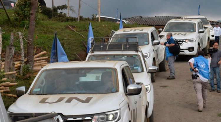 Comando ataca caravana de la ONU y quema dos vehículos en Colombia