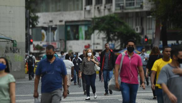 Ómicron golpea a los no vacunados en medio de una pelea política sobre los chicos en Brasil