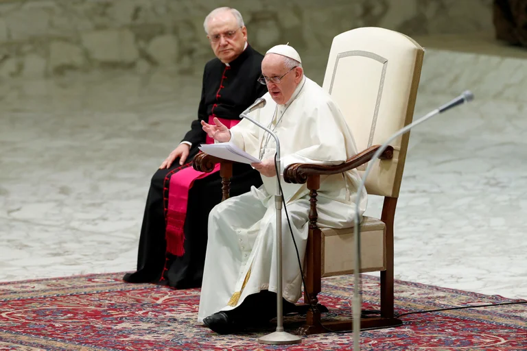 El papa Francisco pidió a los padres que no condenen a sus hijos por su orientación sexual