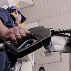 Petropar descarta suba de precio en combustibles y Gobierno evalúa alternativas al alza internacional
