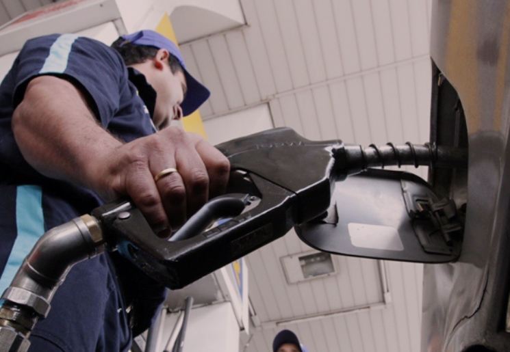 Petropar descarta suba de precio en combustibles y Gobierno evalúa alternativas al alza internacional