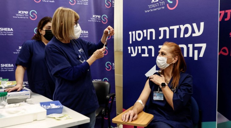 Israel amplía cuarta dosis a personas de riesgo mayores de 18 años