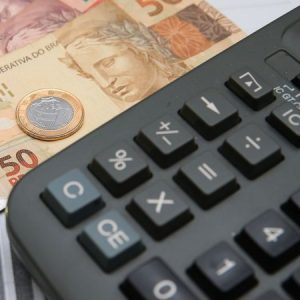 Falta de dinheiro obriga os brasileiros a renegociar dívidas de serviços básicos￼