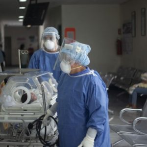 Médica lamenta muerte de niño por COVID-19: “5 intubados esperando lugar en terapia”