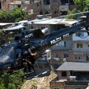 Polícia do Rio ocupa favela onde 28 foram mortos; ação substitui UPPs