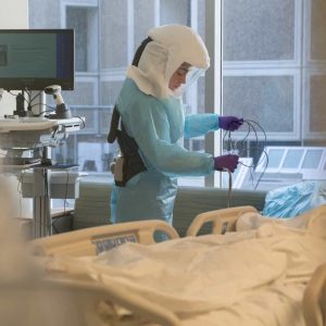 Covid-19 continua a pressionar sistemas hospitalares pelo mundo, alerta OMS