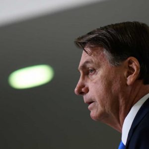 Bolsonaro diz desconhecer morte de criança por Covid; mais de 300 morreram no país