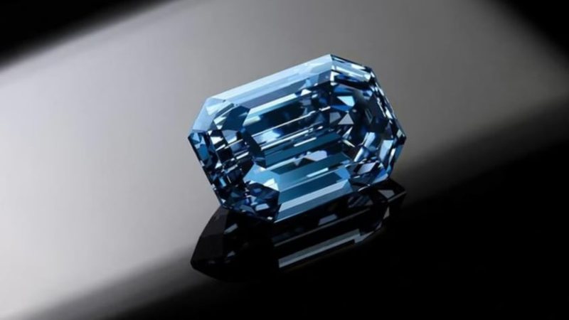 Maior diamante azul do mundo à ser leiloado deve ser vendido por R$ 247,5 milhões.