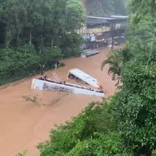 Vídeo mostra pessoas tentando se salvar em ônibus arrastados no temporal em Petrópolis