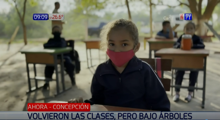 Niños retoman las clases bajo árboles en Concepción