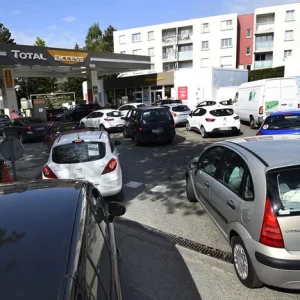 El precio del combustible se dispara en Europa y supera los 2 euros por litro