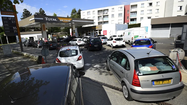 El precio del combustible se dispara en Europa y supera los 2 euros por litro