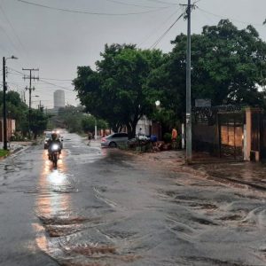 Rige alerta de tormentas para 13 departamentos del país