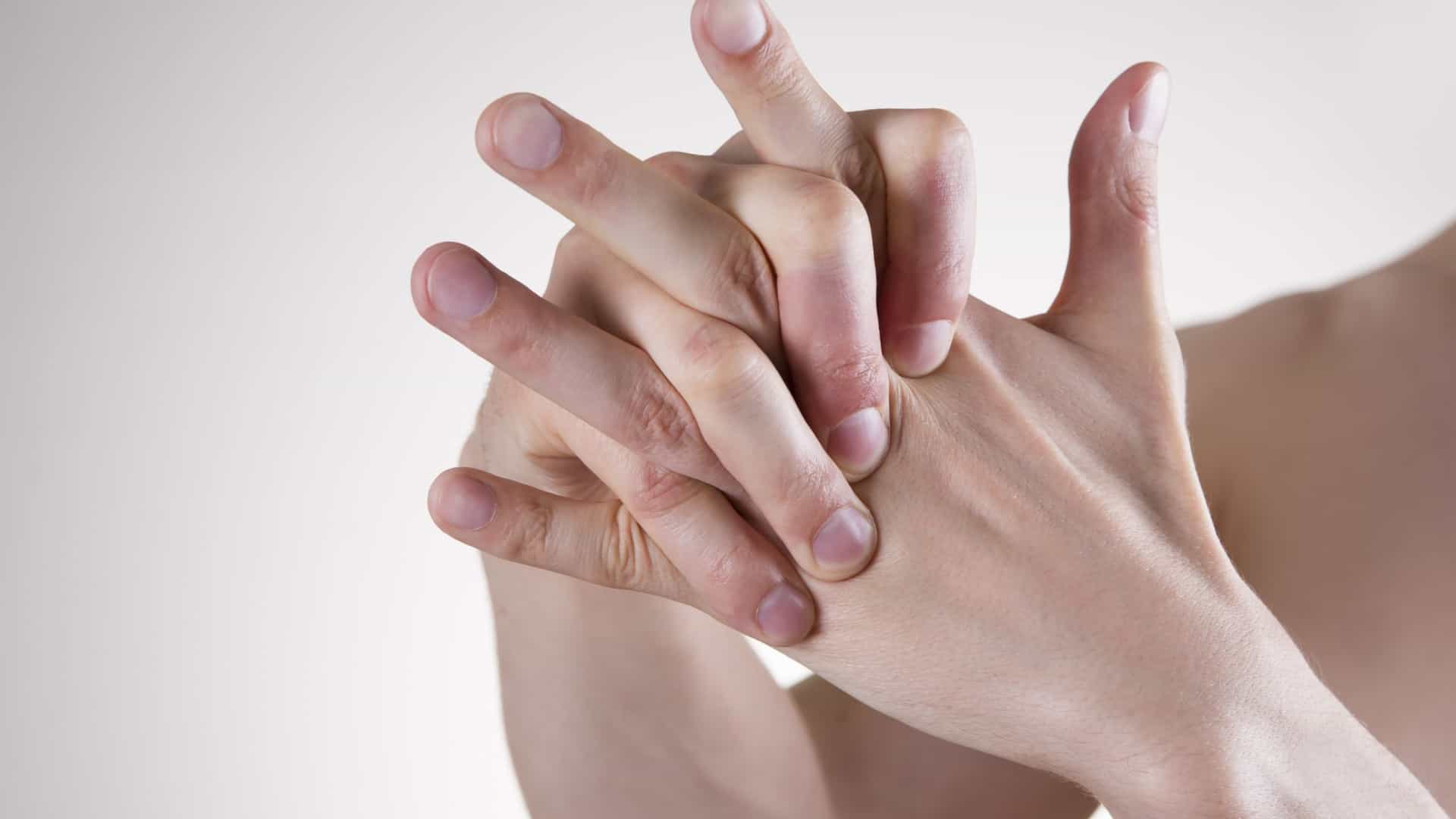 Estalar os dedos faz mal às articulações e ossos? Toda a verdade