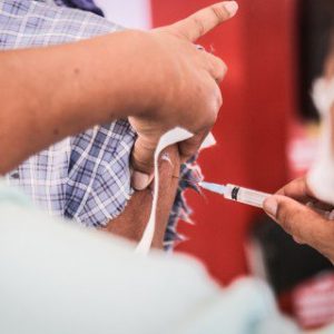 Corumbá começa a aplicar 4º dose de vacina contra covid em pessoas acima de 70 anos