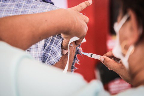 Corumbá começa a aplicar 4º dose de vacina contra covid em pessoas acima de 70 anos
