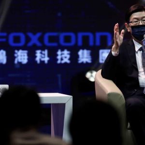 Empresa de tecnologia Foxconn paralisa fábricas em Shenzhen