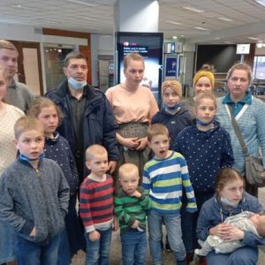 Quieren deportar a pareja alemana y sus 13 hijos, por no estar vacunados