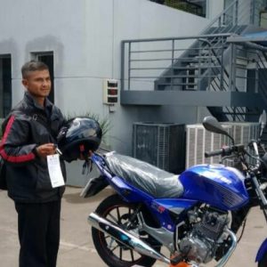 Un héroe premiado: Froilán Benegas recibió un celular y una moto tras rescate