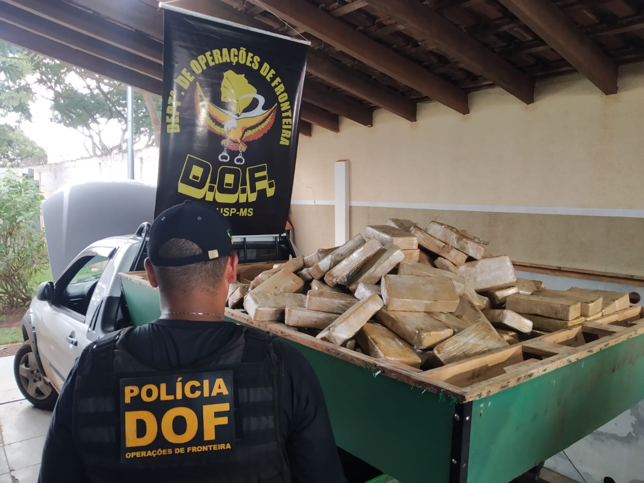 Veículo carregado com mais de 200 quilos de pasta base de cocaína foi apreendido pelo DOF