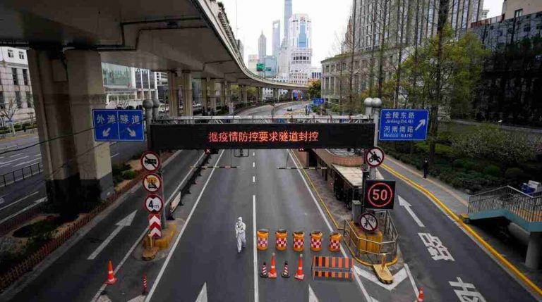 Xangai, na China, anuncia lockdown em duas etapas após aumento dos casos de covid￼