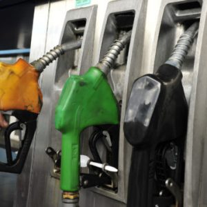 Emblemas privados suben el precio del combustible entre G. 750 a G. 800 el litro