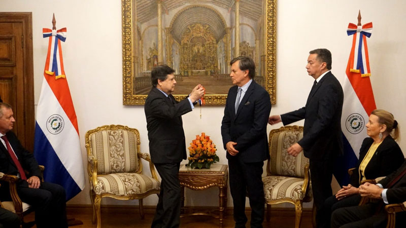 Paraguay condecoró a director general del IICA, Manuel Otero￼