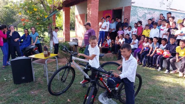 Niños ya tienen sus bicicletas y su burro descansará de llevarlos a la escuela