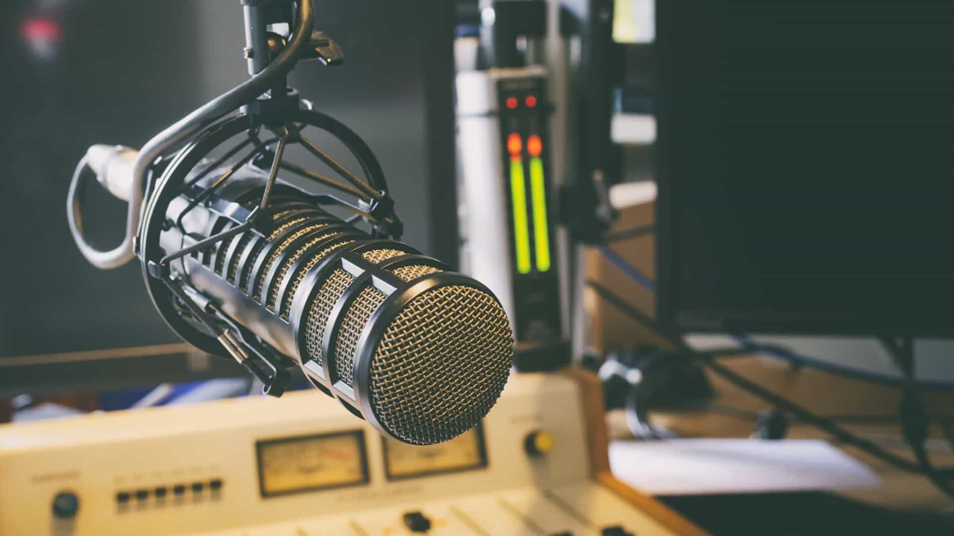 Entenda como os podcasts sustentam o streaming mas abalam guerra às fake news