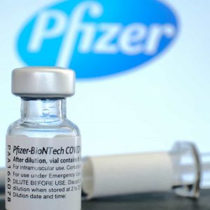 Quarta dose de vacina contra Covid é necessária, diz CEO da Pfizer
