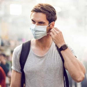 É prematuro deixar de exigir máscara com alta de casos na China e Europa