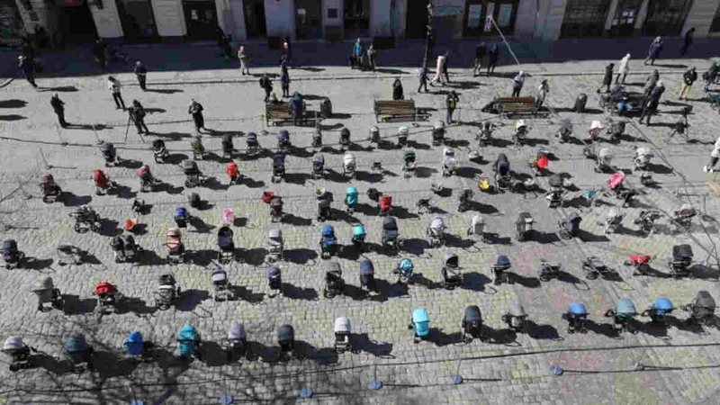 Ucranianos posicionam carrinhos de bebê em praça de Lviv como protesto pela morte de 109 crianças no país