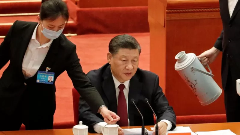 Por qué los estrictos confinamientos por la covid en China y la guerra de Ucrania suponen un “duro revés” para Xi Jinping