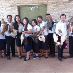 Maestros recibieron gallina como regalo por su día en Canindeyú